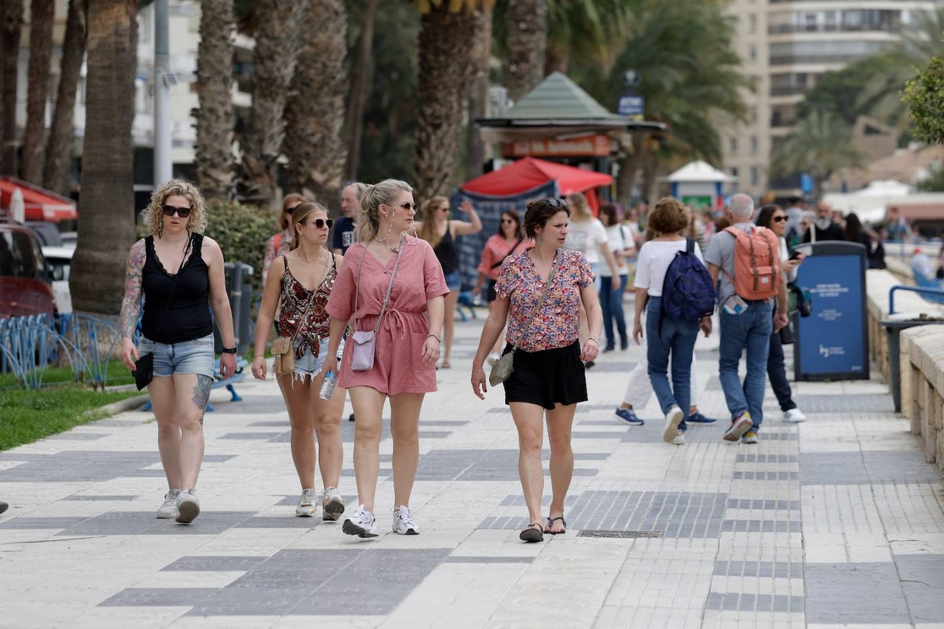 El tiempo casi veraniego llena playas, terrazas y chiringuitos a pesar de la calima en Málaga