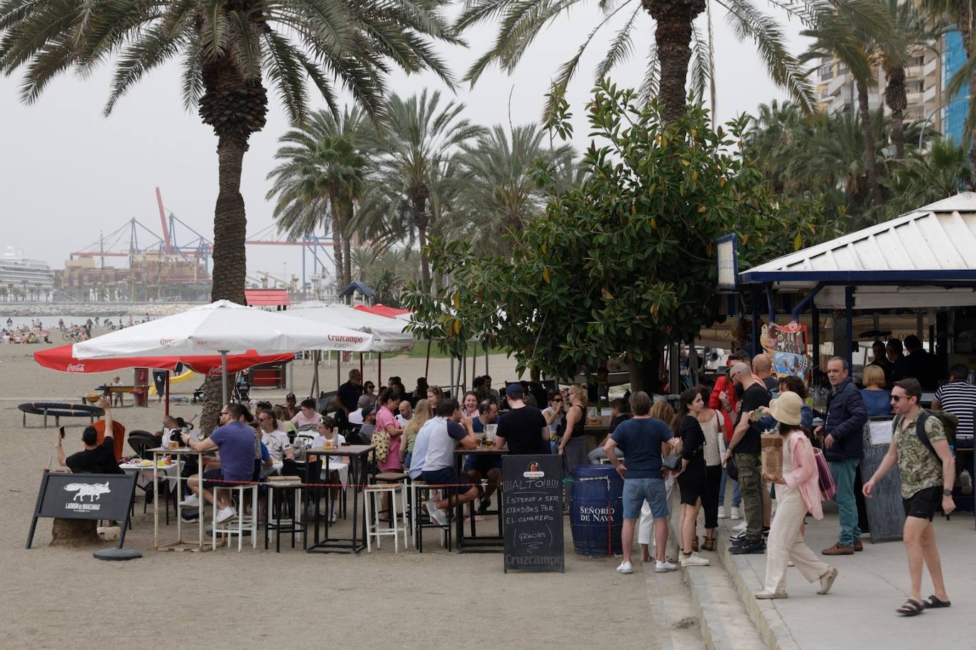 El tiempo casi veraniego llena playas, terrazas y chiringuitos a pesar de la calima en Málaga