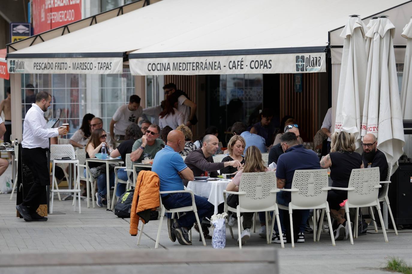 El tiempo casi veraniego llena playas, terrazas y chiringuitos a pesar de la calima en Málaga