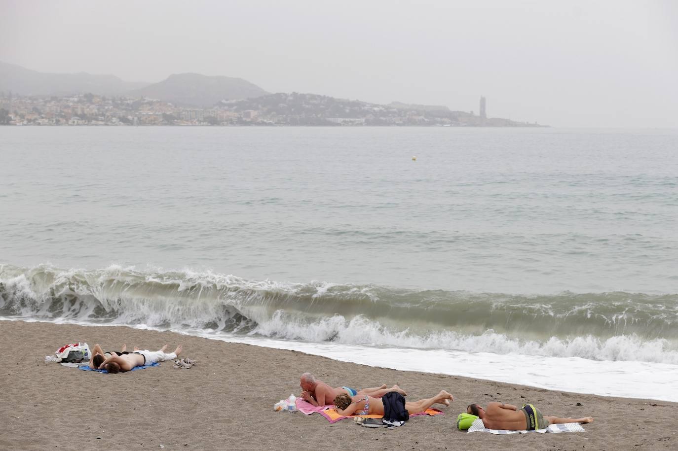 El tiempo casi veraniego llena playas, terrazas y chiringuitos a pesar de la calima en Málaga