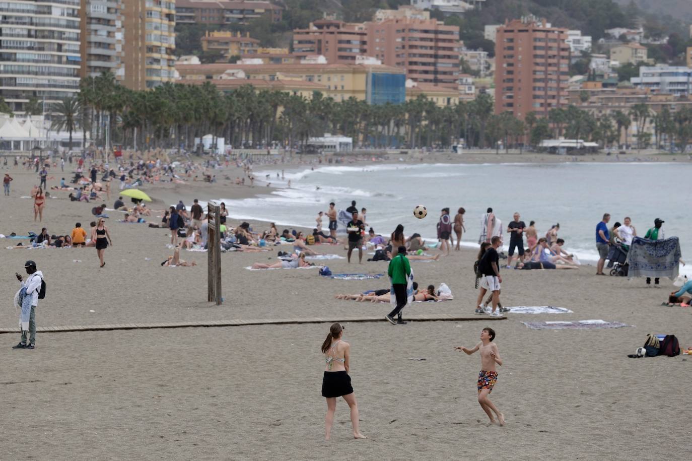 El tiempo casi veraniego llena playas, terrazas y chiringuitos a pesar de la calima en Málaga