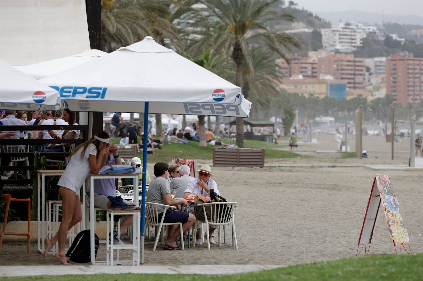 El tiempo casi veraniego llena playas, terrazas y chiringuitos a pesar de la calima en Málaga