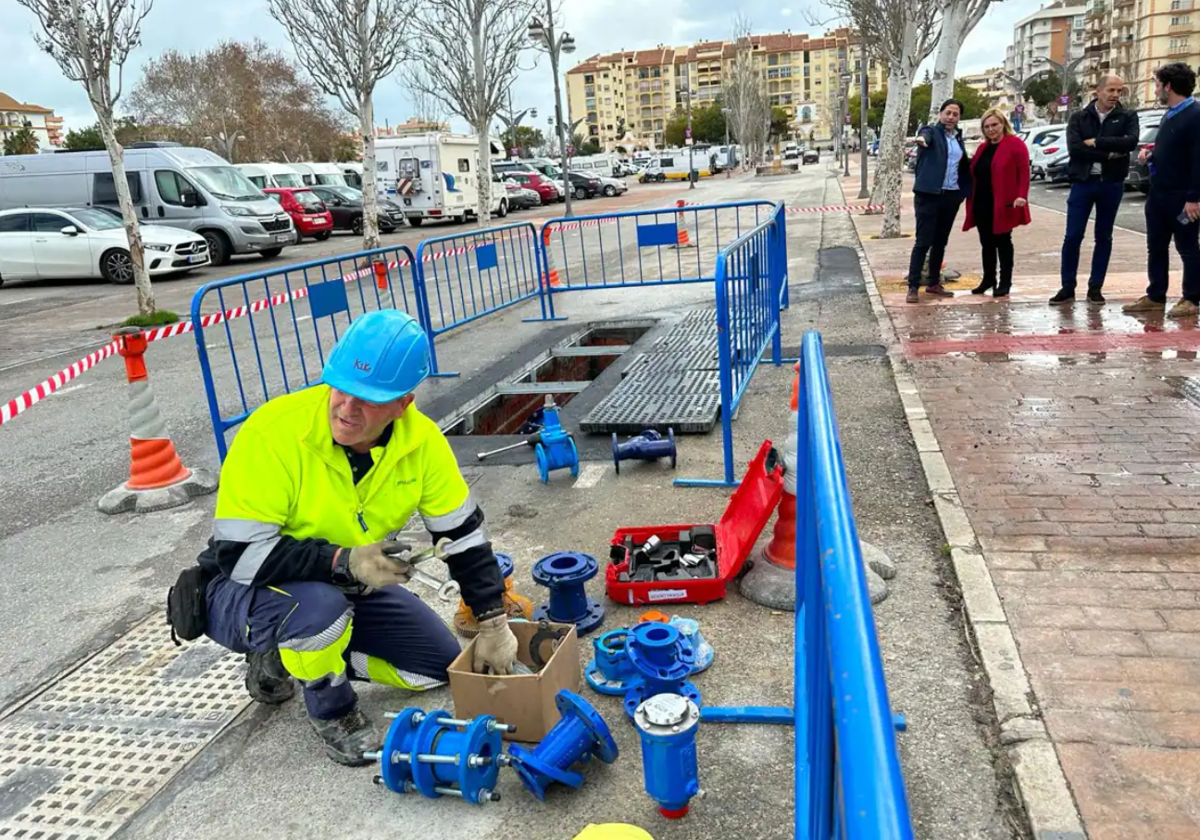 Las obras para conseguir agua del sondeo de la calle Isla Gomera de Fuengirola, durarán un mes