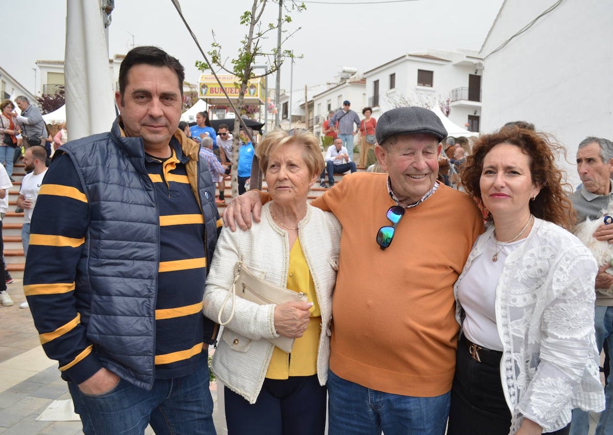 Imagen secundaria 1 - Foto detalle del guiso de tagarnina en la primera imagen; vecinos de Villanueva del Rosario en la plaza en la segunda imagen y tagarninas en la tercera. 