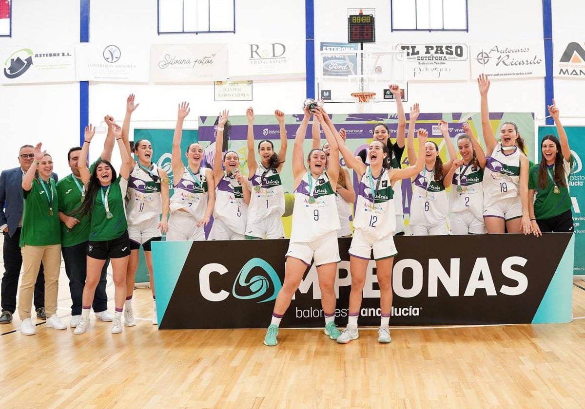 Las jugadoras del Unicaja celebran el título.