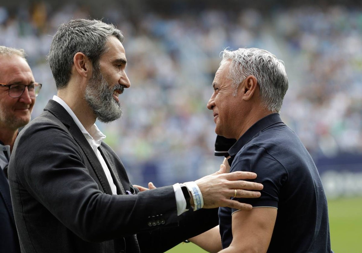 Sanz y Pellicer intercambian unas palabras.