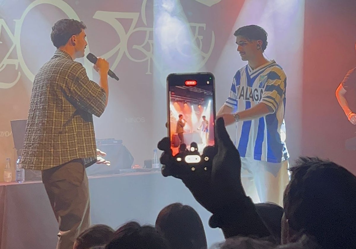 Imagen principal - En la primera foto, Julio Benavente canta junto a Dluna. En la siguiente, el cantante y su hermana acompañan a su madre, la poeta Sierra Castro. En la última, el malagueño y Sebas Prieto interpretan una canción. 