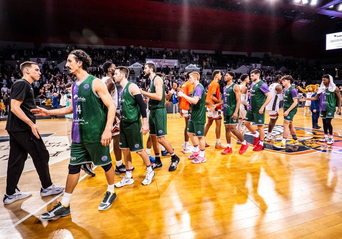 Los jugadores del Unicaja saludan a los del Le Mans.