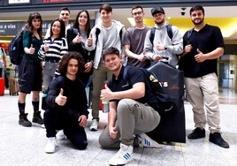 El grupo de estudiantes malagueños, que ganaron medalla de oro en la competición andaluza, ayer antes de tomar el tren a Madrid para participar en la fase nacional, los SpainSkills.