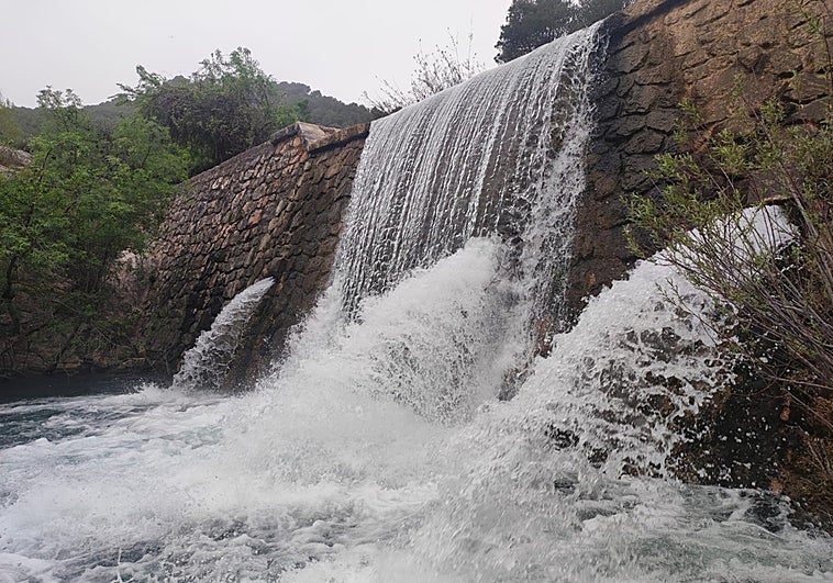 Foto tomada en la ribera del Turón, que todavía bajaba este lunes con 1.400 litros por segundo, en El Burgo.