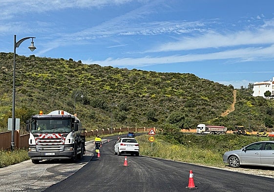 Operarios durante las tareas de asfaltado.