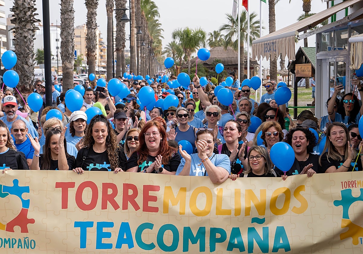 Cabecera de la marcha que recorrió el paseo marítimo torremolinense.