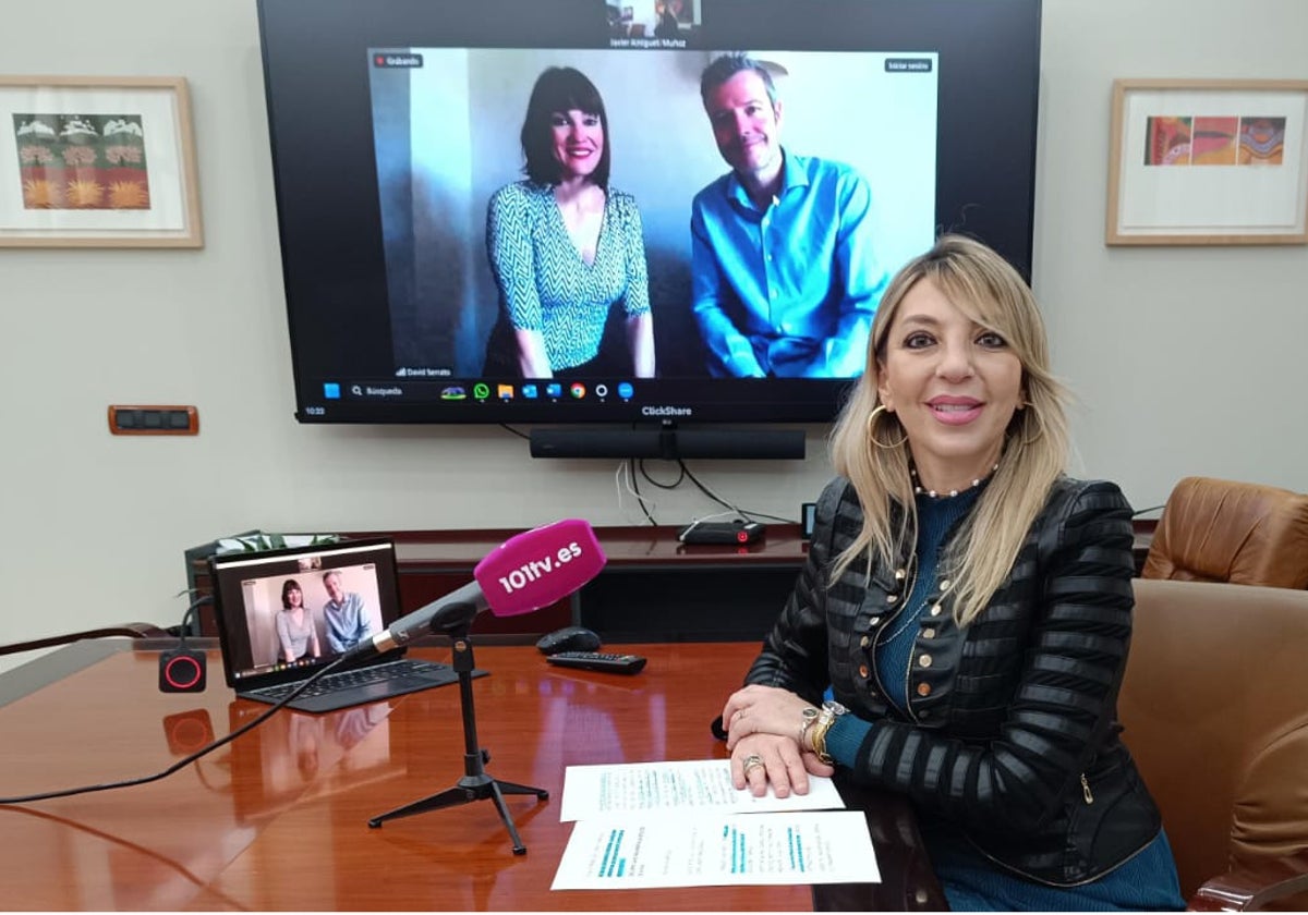 La concejal durante la videoconferencia con Irene Villa y David Serrato.