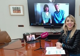 La concejal durante la videoconferencia con Irene Villa y David Serrato.