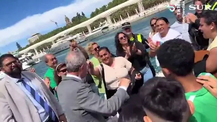 El alcalde de Málaga, Paco de la Torre, se hace viral en Tiktok bailando una rumba en la celebración del Día del Pueblo Gitano