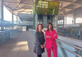 Laura Rosales y María José Cuenda, en el aeropuerto de Málaga.