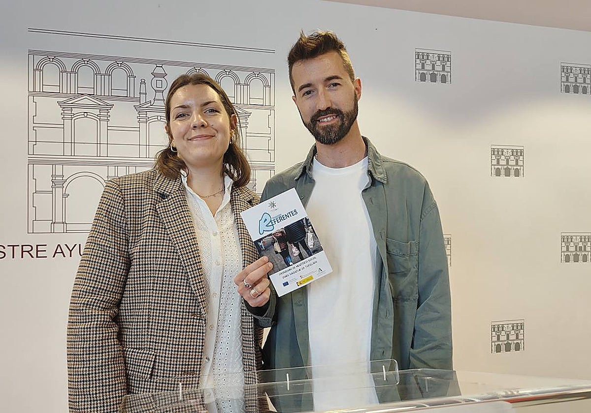La edil de Igualdad y Asuntos Sociales de Archidona, Isabel Astorga, y el técnico del programa 'Referentes', Adrián Valero.
