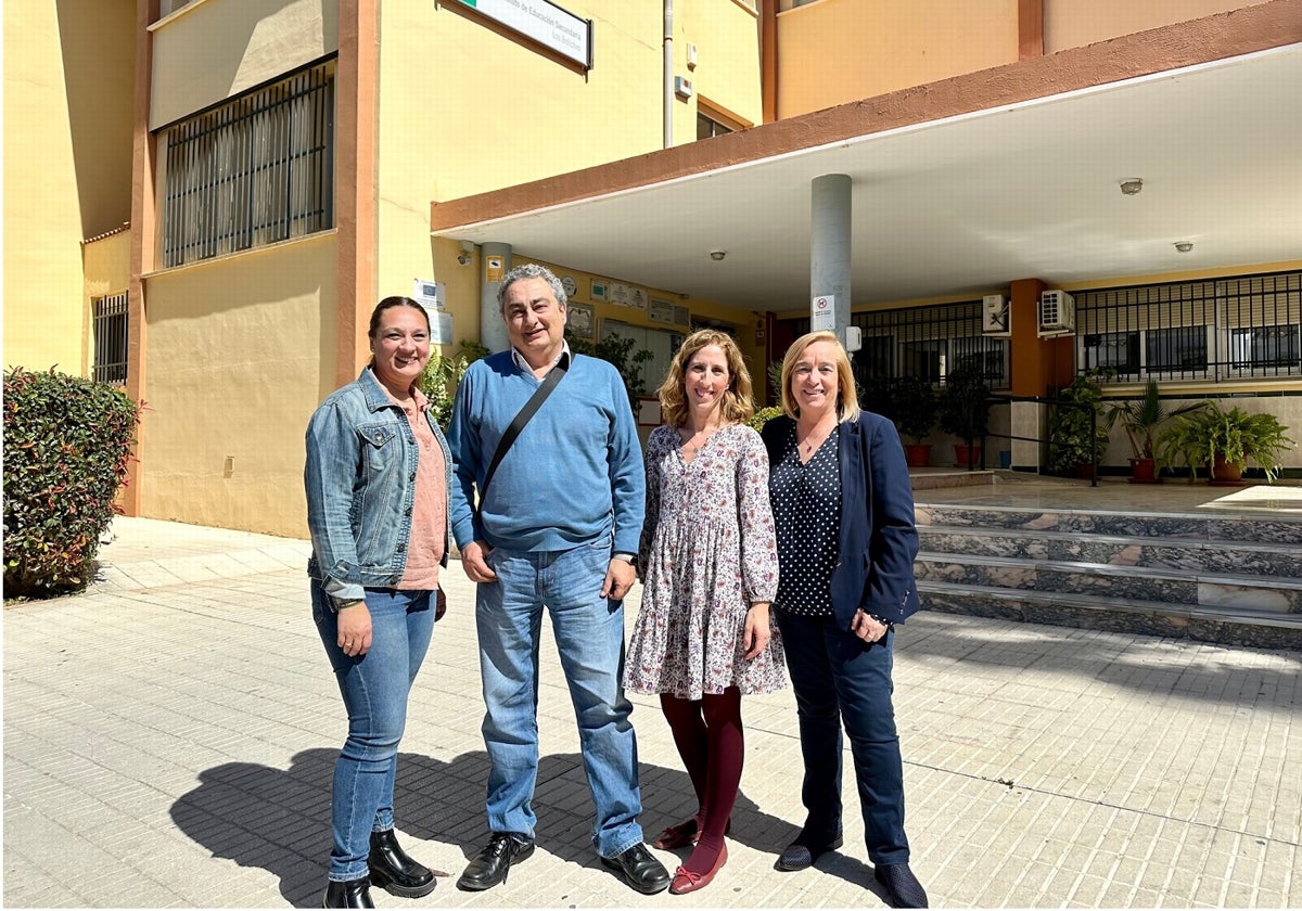 Las concejales y el director del IES Los Boliches presentan la iniciativa .