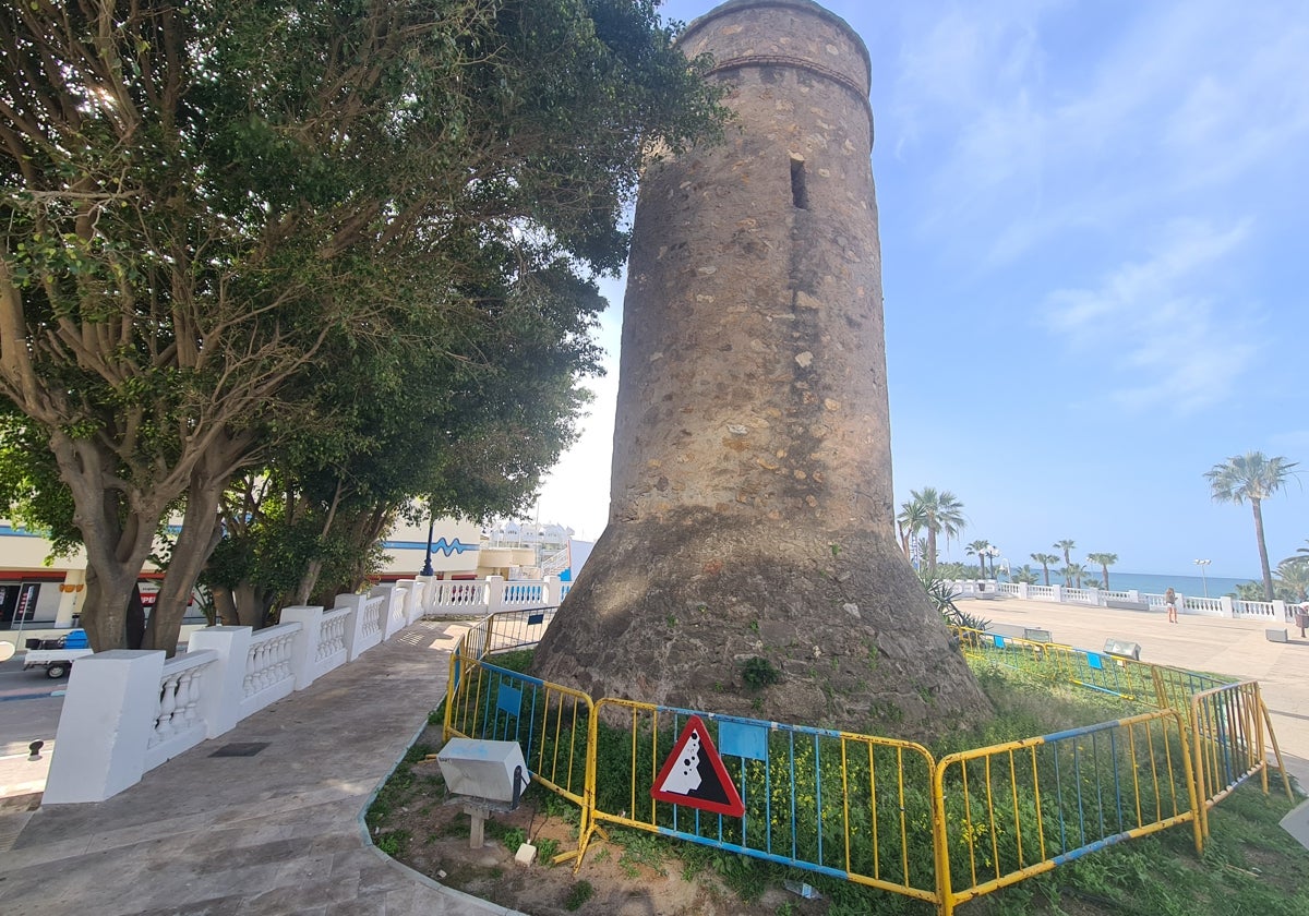 Estado actual de la Torre Bermeja, con parte de su fachada vallada.