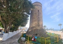 Estado actual de la Torre Bermeja, con parte de su fachada vallada.