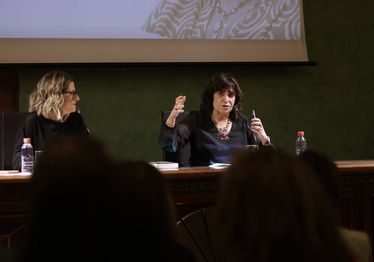 Imagen principal - El Aula de Cultura llenó el Salón de Actos de Unicaja. 