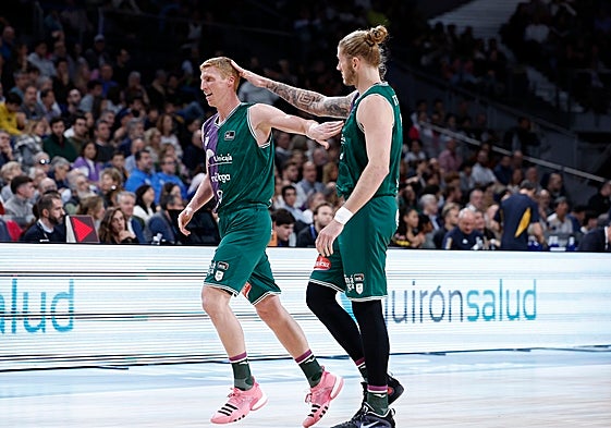 Osetkowski felicita a Alberto Díaz con un gesto cariñoso