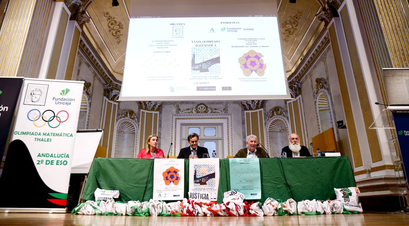 De izquierda a derecha, Eva Sánchez, jefa del servicio de Planificación de la Delegación de Educación; Gerardo Lerones, responsable de Educación y Educación Financiera de Fundación Unicaja; Salvador Guerrero, presidente de la Sociedad Andaluza Thales y Francisco González, coordinador de la Olimpiada Matemática Thales.