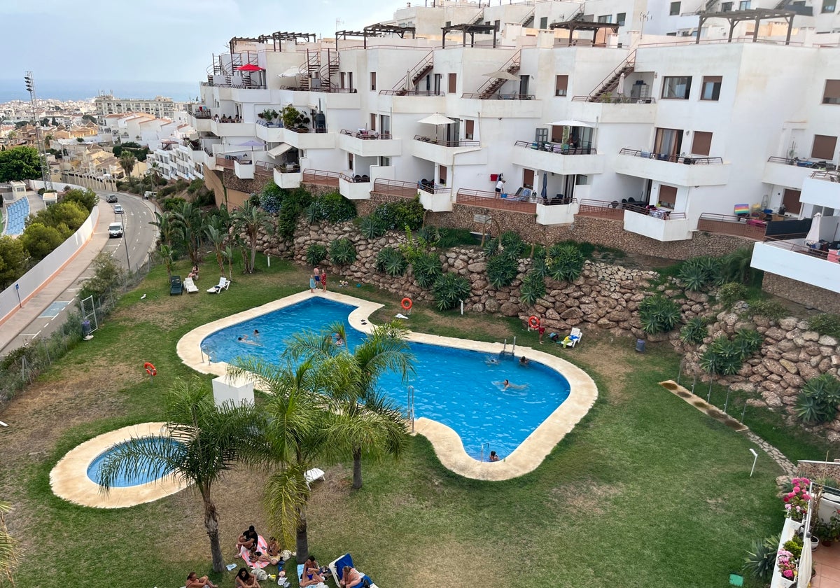 La apertura de las piscinas en comunidades y viviendas es todavía una incógnita para el verano.