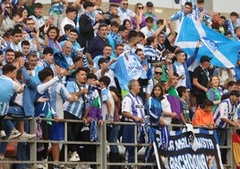 Aficionados del Málaga en el campo del Algeciras.