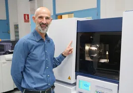 El profesor García Aranda, en el laboratorio de la UMA en el que realiza sus investigaciones.