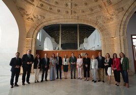 Los alcaldes de la Costa del Sol y la delegada del Gobierno andaluz en Málaga, junto a Juanma Moreno y miembros de su Gobierno este jueves en el Parlamento.