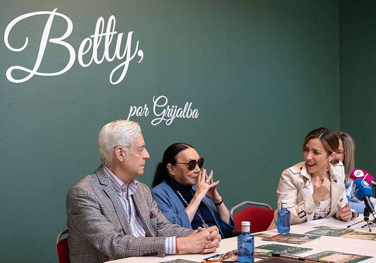Rafael Grijalba, Betty Missiego y Jésica Trujillo, en la presentación de la muestra.