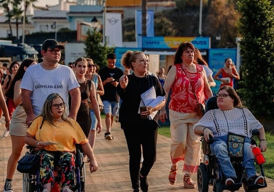 Dos mujeres con discapacidad acceden al recinto de Marenostrum en una imagen de archivo.