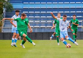 Imagen de un partido del filial del Málaga, el Atlético Malagueño, esta temporada en el campo de la Federación contra el Juventud de Torremolinos.