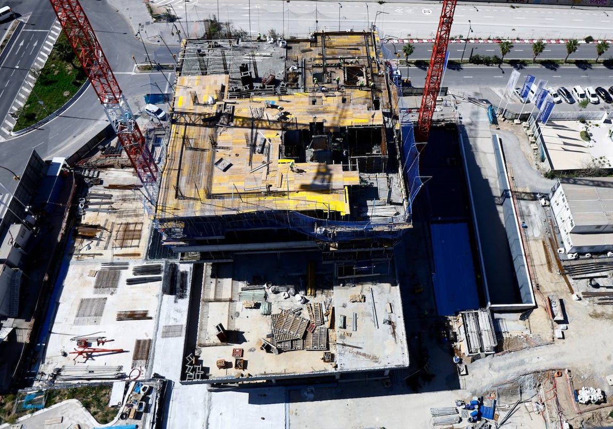 Obras de una de las torres de Metrovacesa en el sector de Torre del Río.