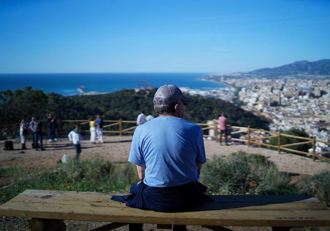 El mirador ofrece la posibilidad de disfrutar de las vistas desde unos bancos.