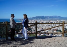 Los concejales del Centro y Sostenibilidad conversan en el nuevo mirador panorámico.