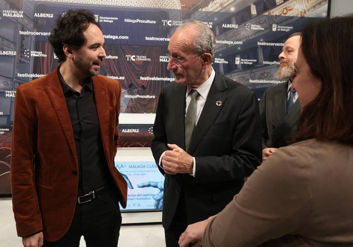 Jesús Reina charla con Francisco de la Torre, ante la mirada de Mariana Pineda y Juan Carlos Barroso.