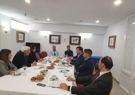 Participantes en la reunión de trabajo sobre comercio y hostelería.