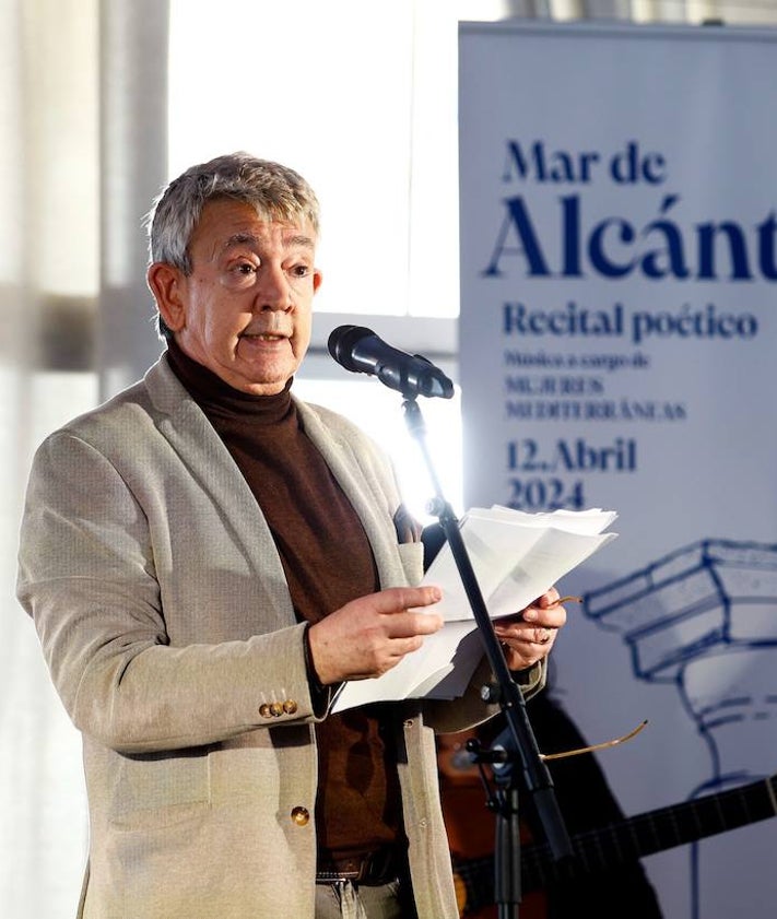 Imagen secundaria 2 - Un mar de poesía recuerda a Manuel Alcántara