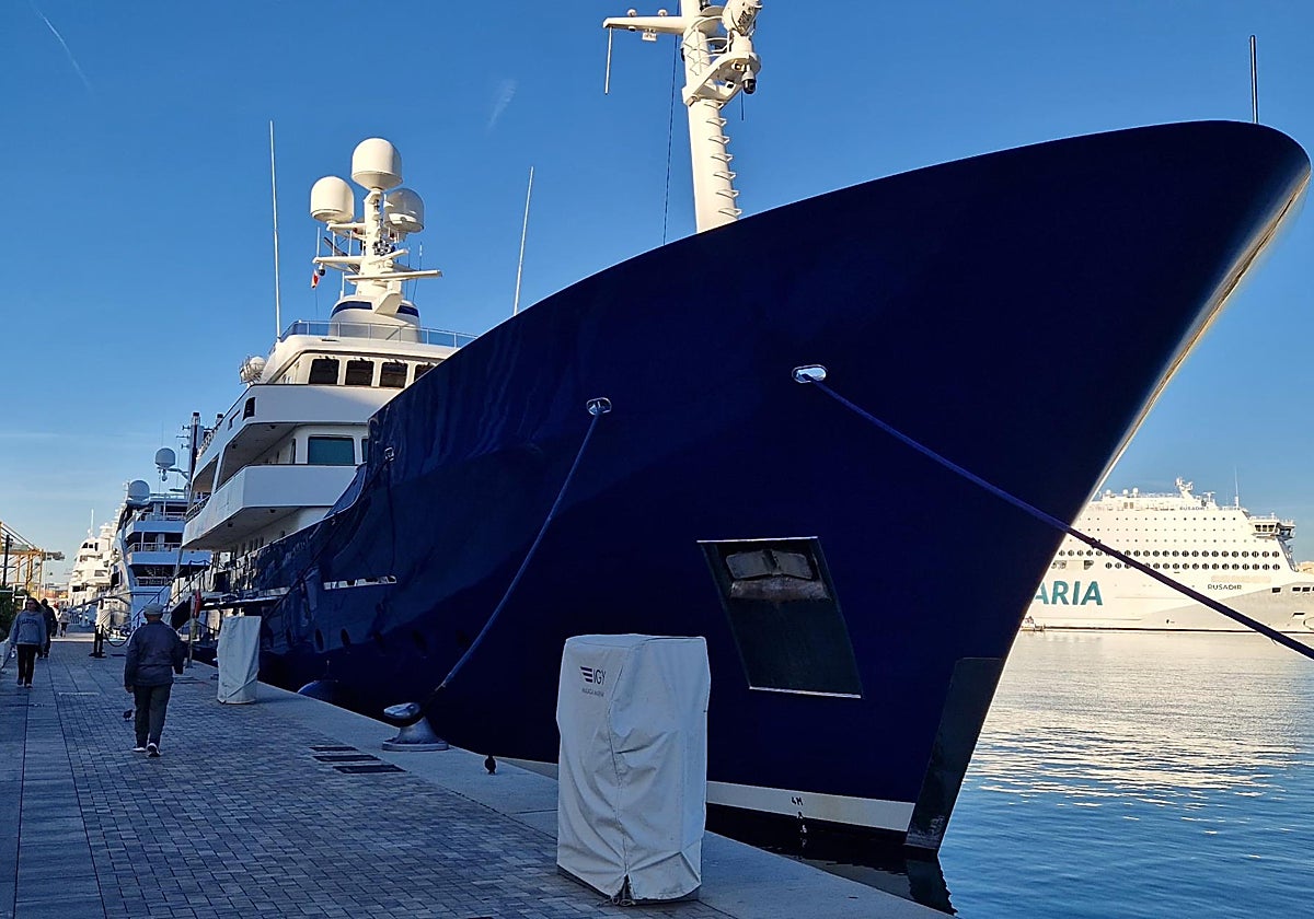 En primer término, una de las torretas de electricidad desplegadas en la marina, junto a un yate amarrado.