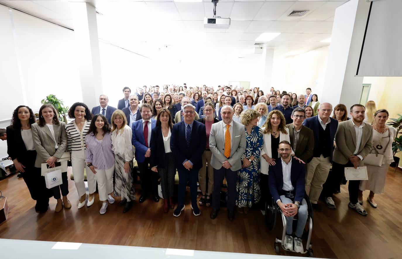 Foto de familia de equipo directivo de la facultad, profesores, estudiantes premiados y familiares asistentes al acto.