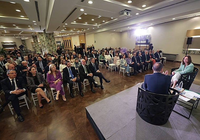 La consejera de Fomento, con autoridades en primera fila, durante el foro de SUR.