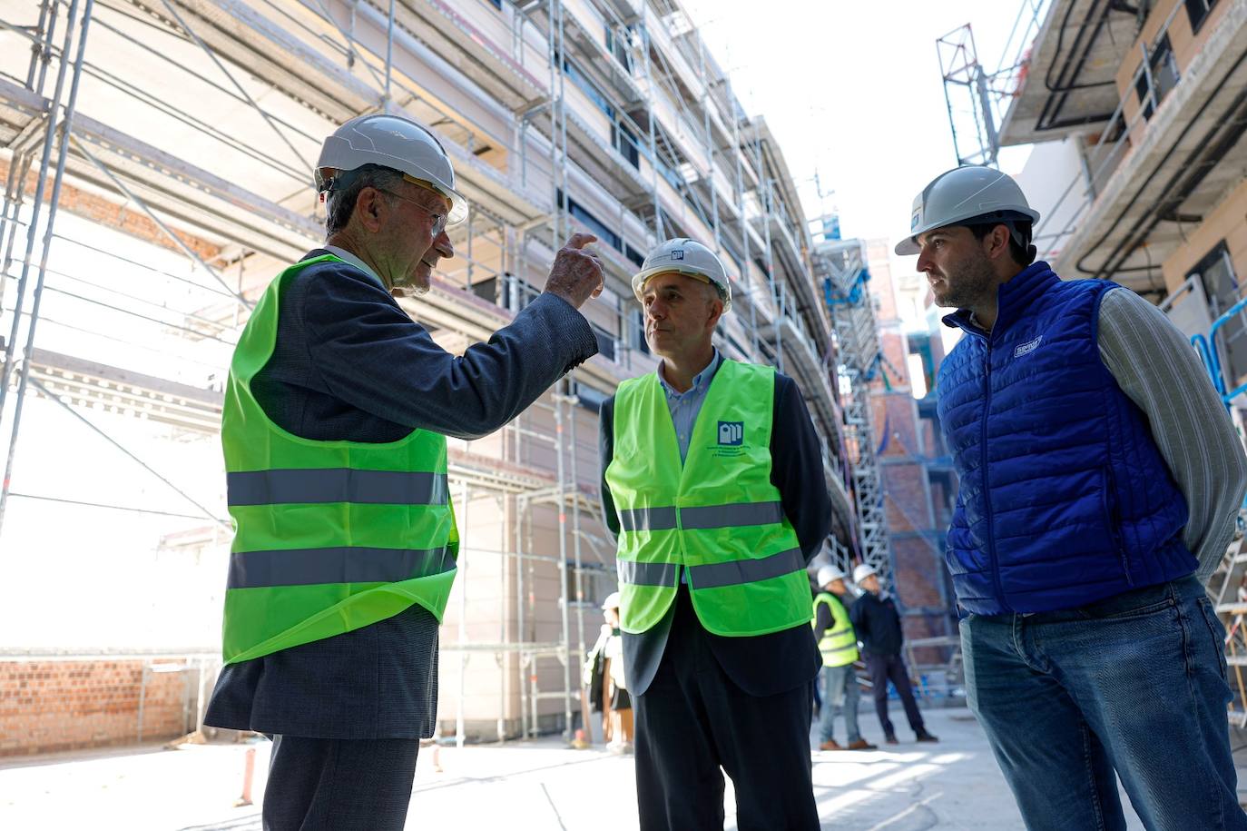 El alcalde visa el millar de viviendas que impulsa en el barrio Universidad de Málaga