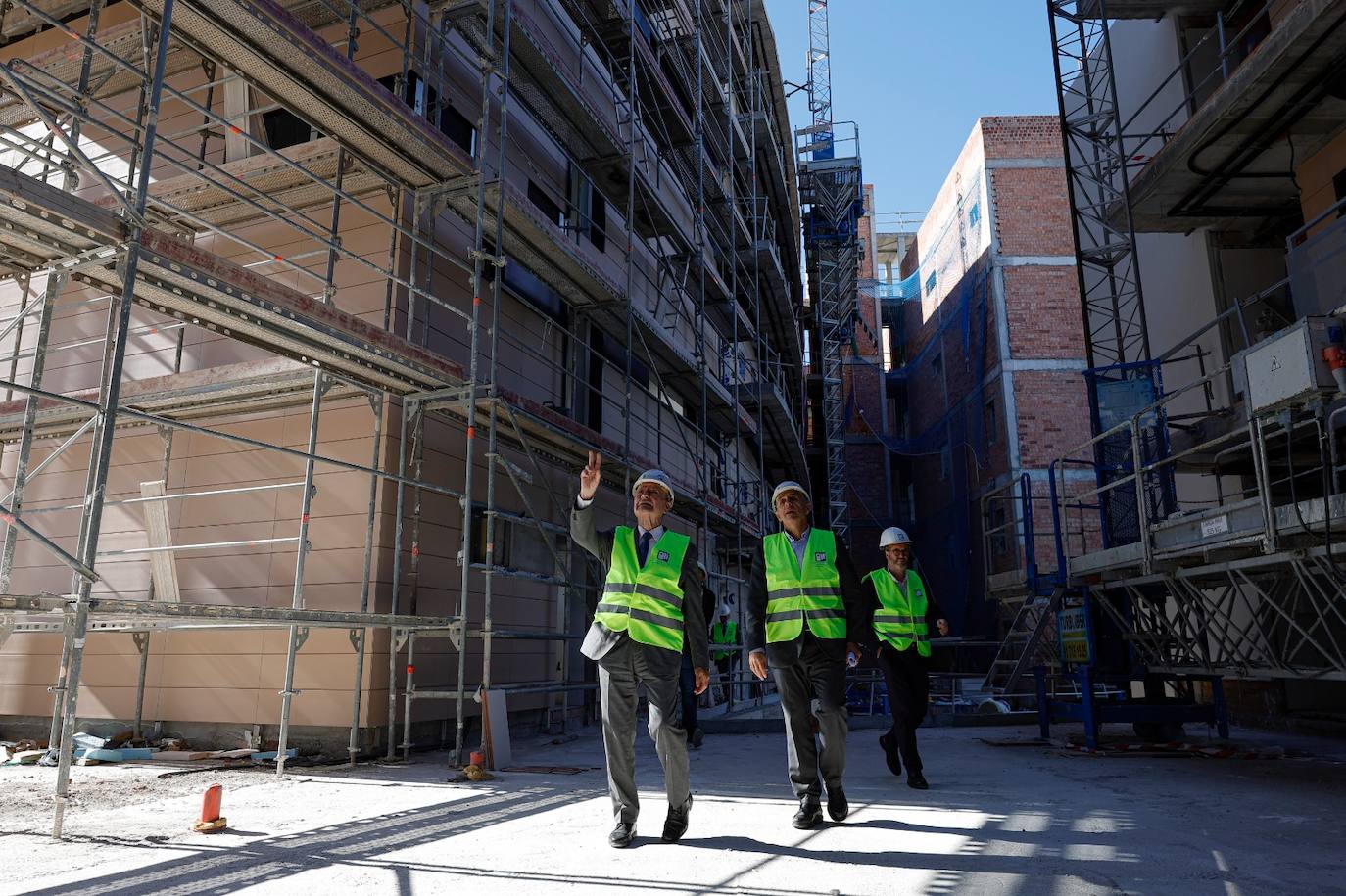 El alcalde visa el millar de viviendas que impulsa en el barrio Universidad de Málaga