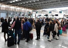 Viajeros en cola en la estación María Zambrano de Málaga.