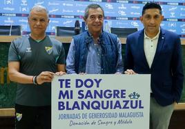 El entrenador del Málaga, Sergio Pellicer; Sebastián Fernández Reyes 'Basti', miembro del Área Social de la Fundación; y Emilio Alfonso Martínez, coordinador médico del Centro de Transfusión de Tejidos y Células.