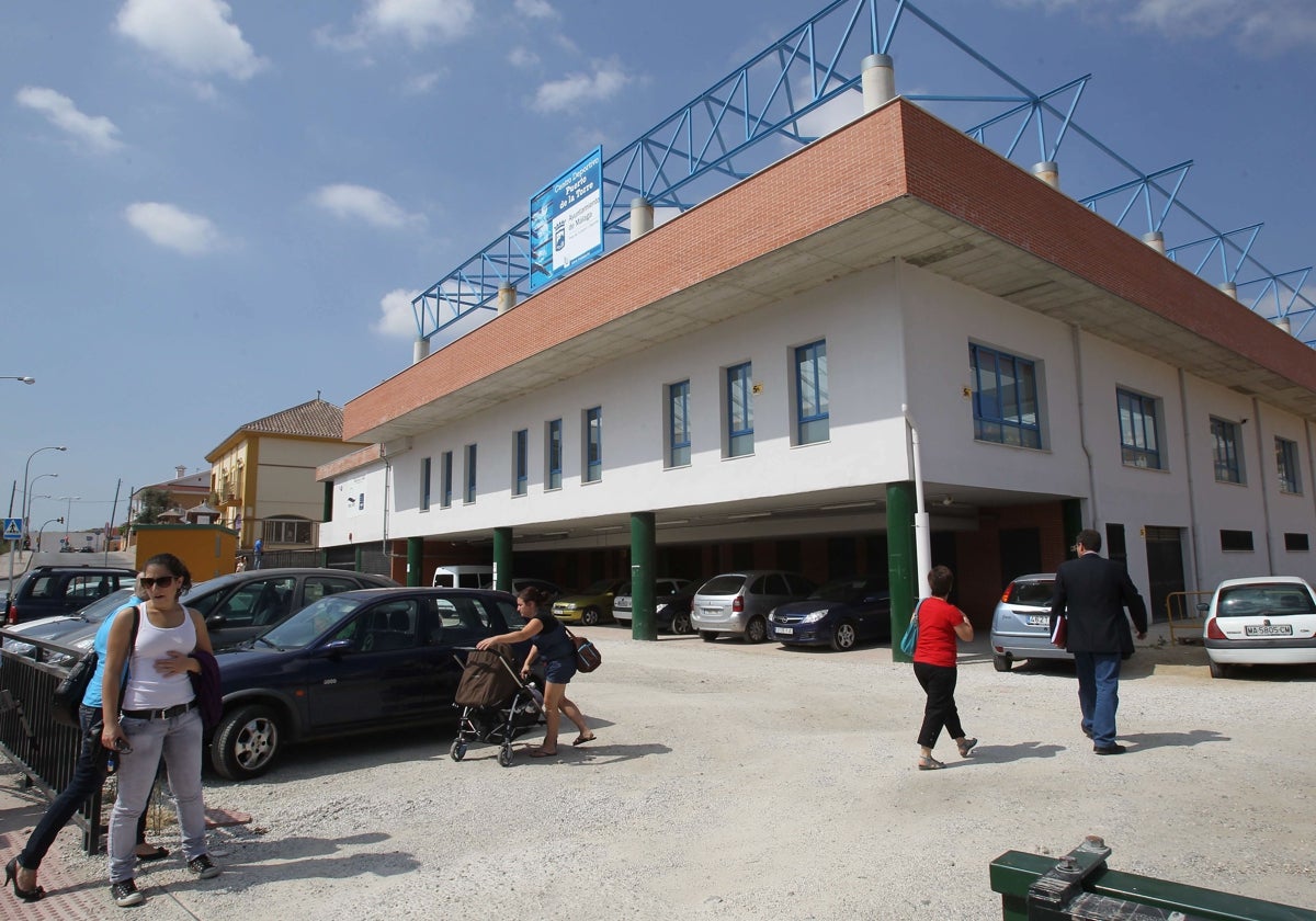 Vista del exterior de las instalaciones de la piscina del Puerto de la Torre.