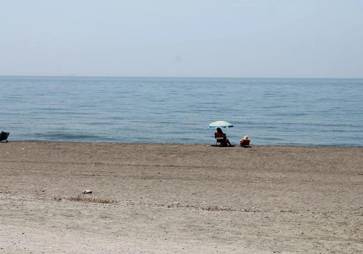 Fallece un bañista de 61 años en la playa de Manilva