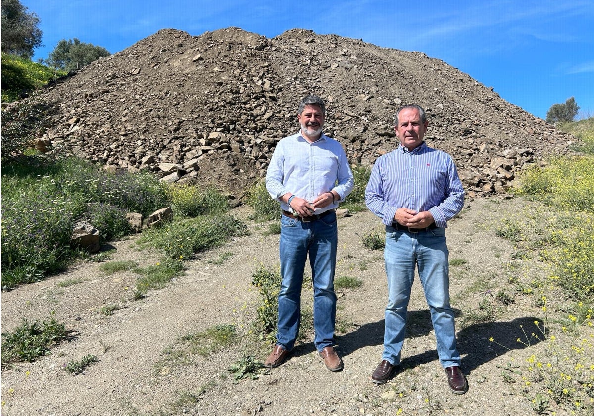 Pérez y Carrasco delante de una de las montañas de escombro.